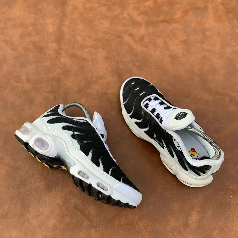 Nike Sportswear Sneakers Pria white black photo 1