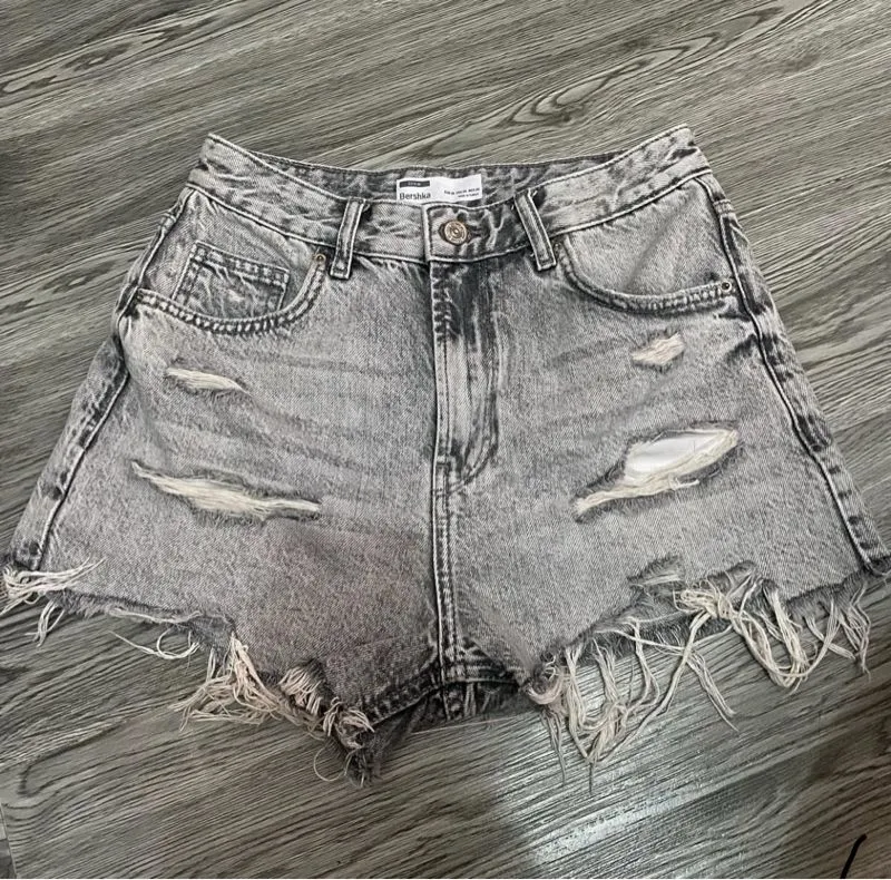 Bershka Casual Short Wanita gray photo 1