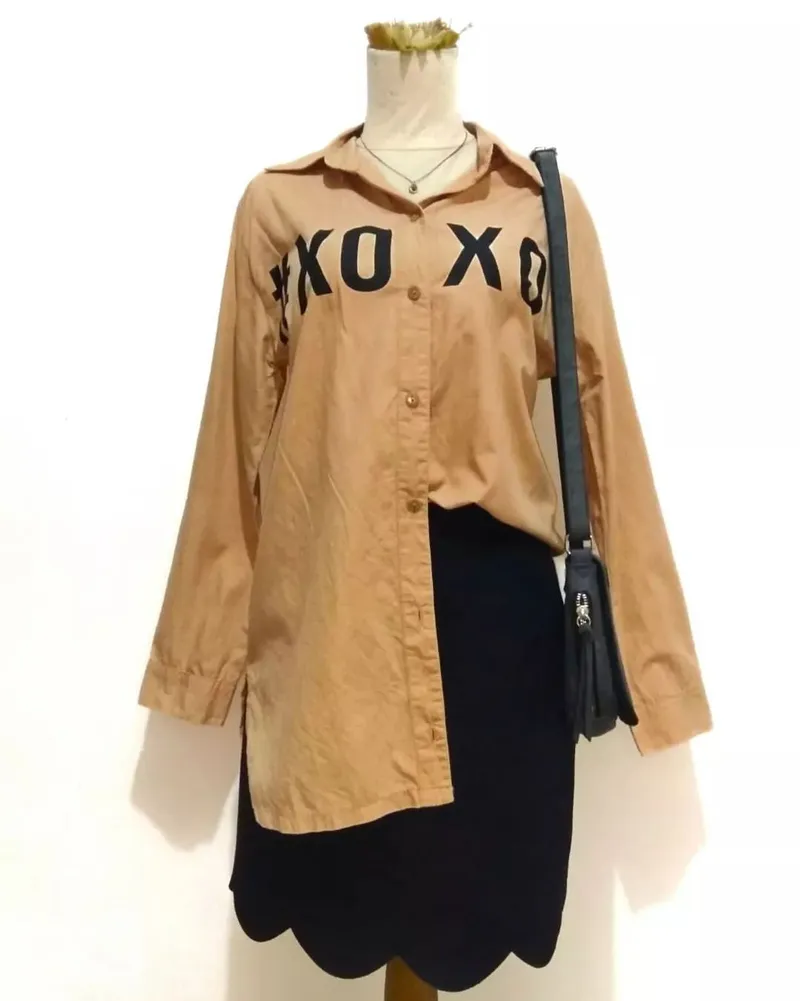 Streetwear Minimalist Shirt Wanita tan black photo 1