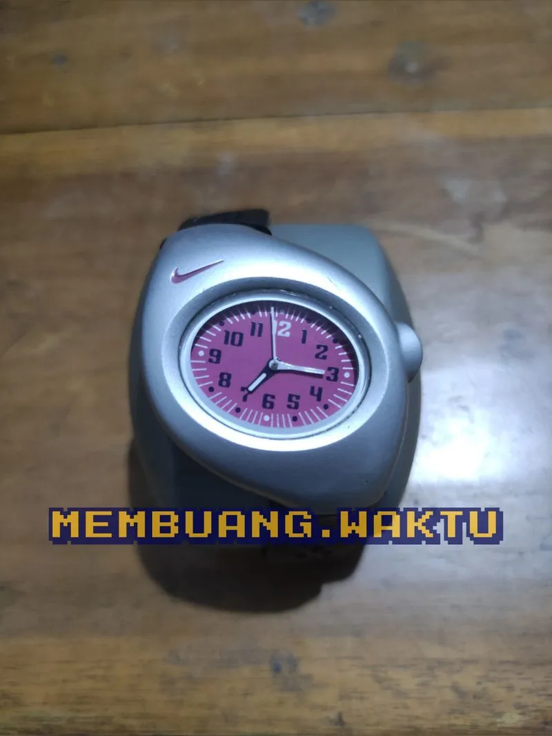 Nike Vintage Sportswear Watch Pria pink gray photo 1