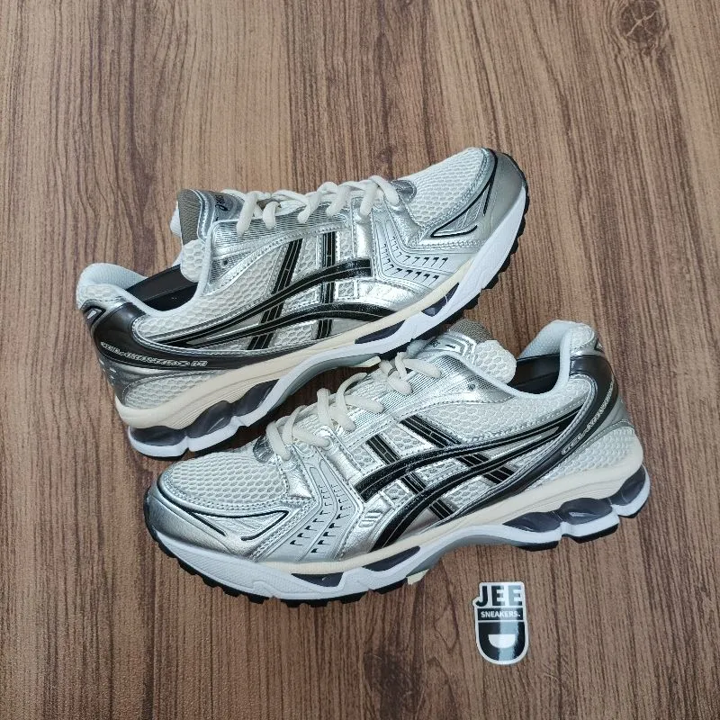 Asics Streetwear Sportswear Sneakers Pria silver black photo 1