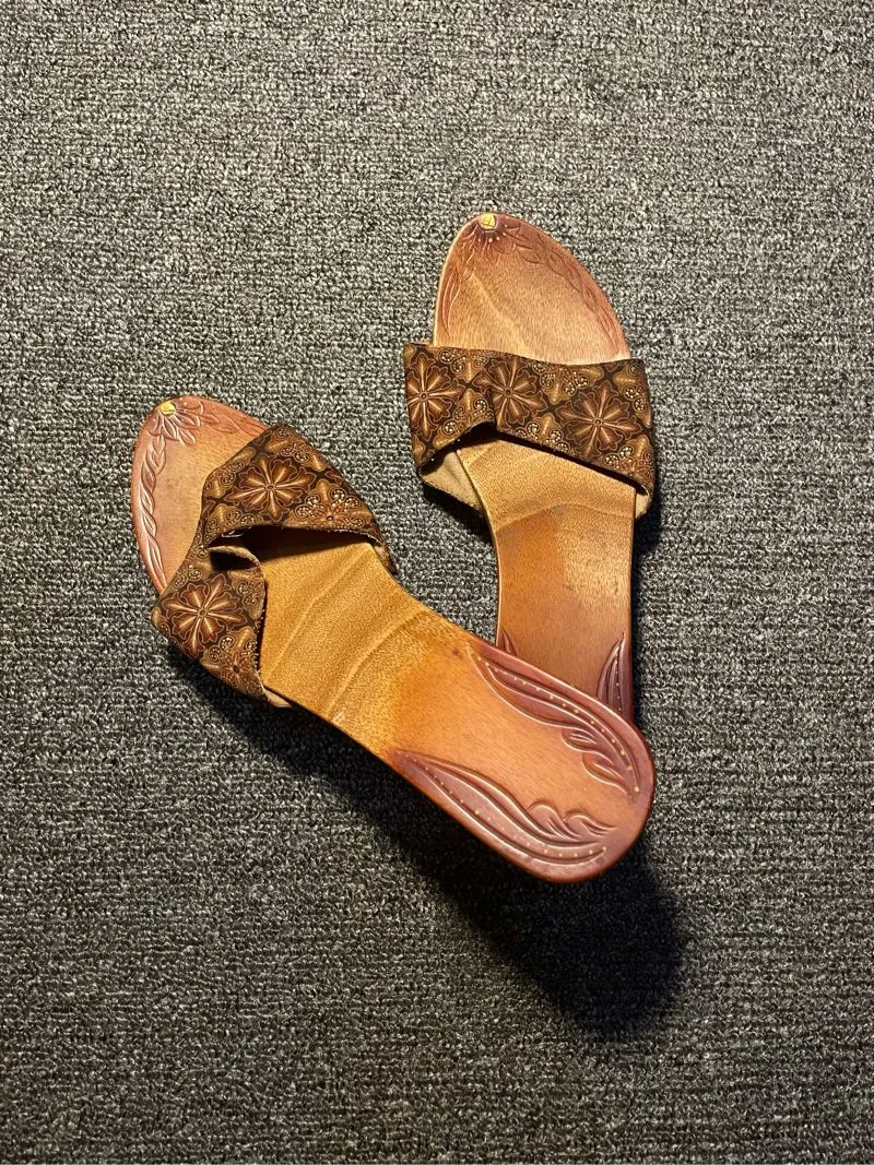 Casual Pakaian adat Sandals & slide Wanita brown cream photo 1