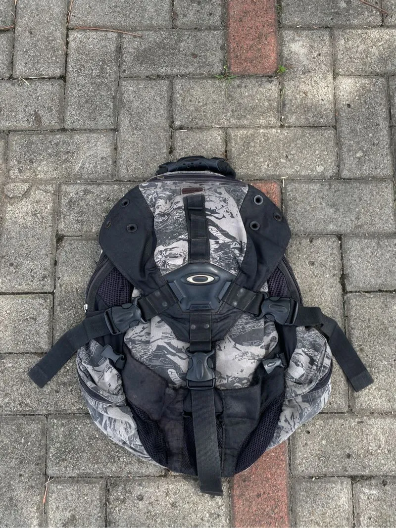 Oakley Gorpcore Bag Pria black photo 1