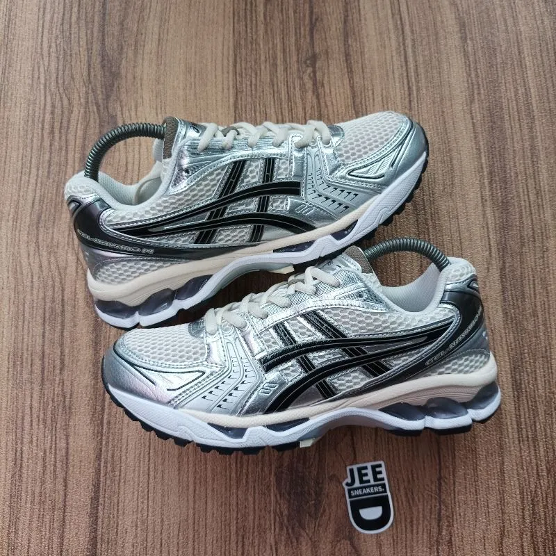 Asics Streetwear Sportswear Sneakers Pria silver white photo 1