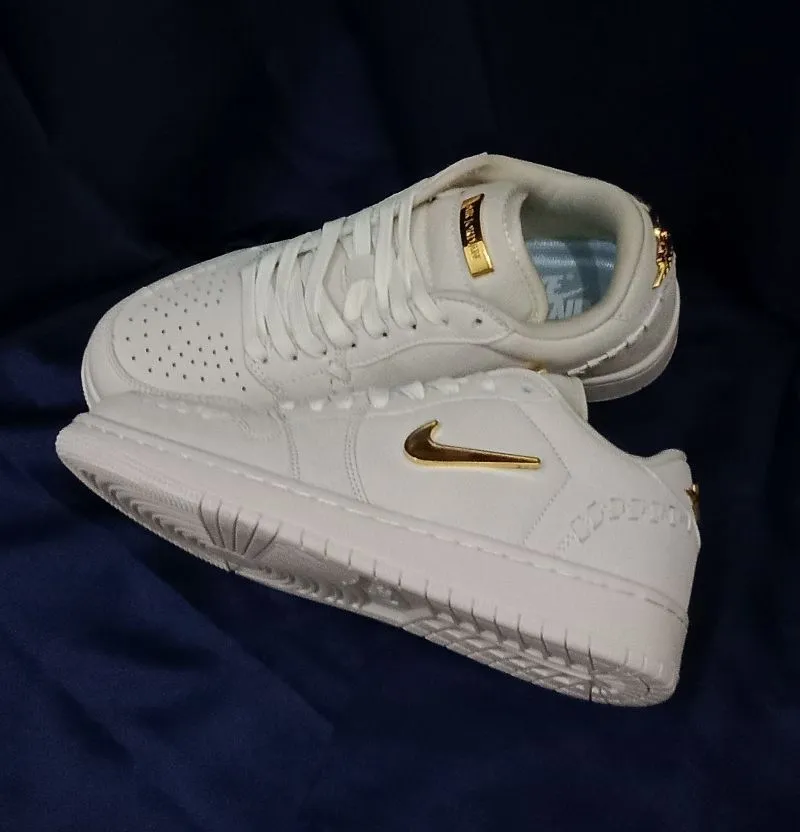 Nike Streetwear Casual Sneakers Wanita gold cream photo 1