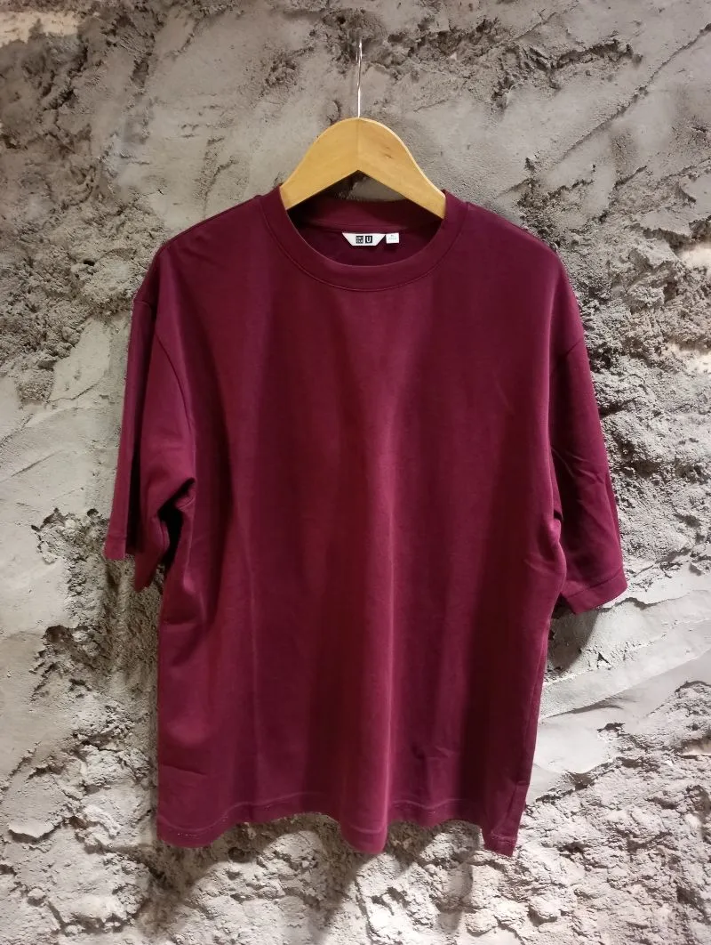 Uniqlo Minimalist T-shirt Pria burgundy photo 1