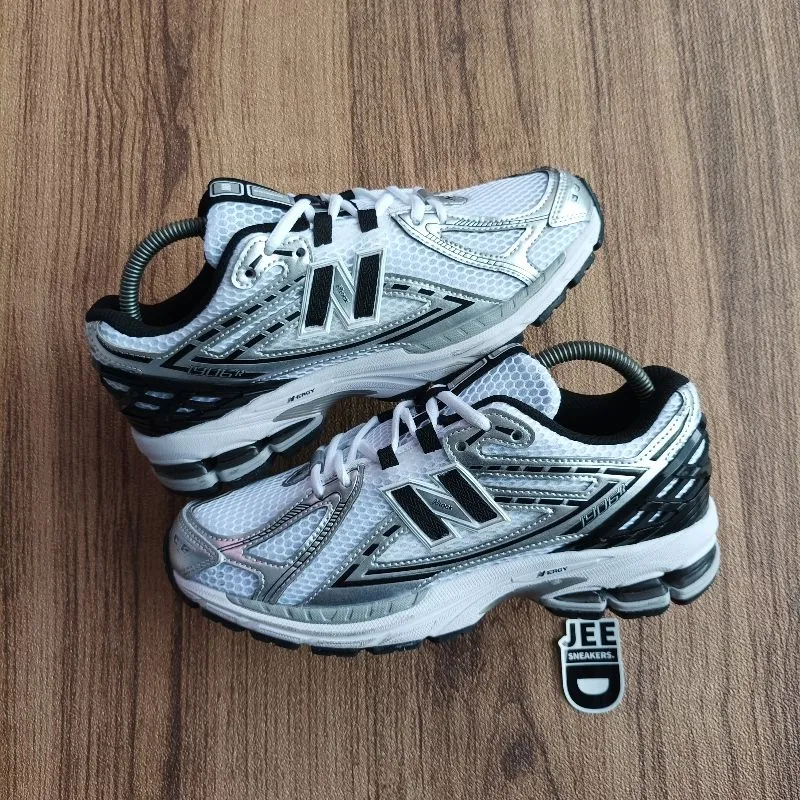 New Balance Casual Sneakers Pria silver black photo 1