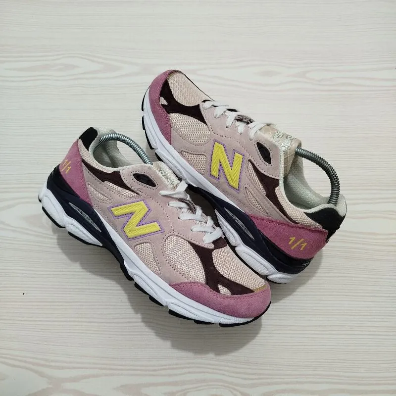 New Balance Casual Sneakers Pria pink black photo 1