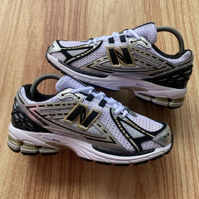 New Balance Casual Sneakers Pria silver black photo 1