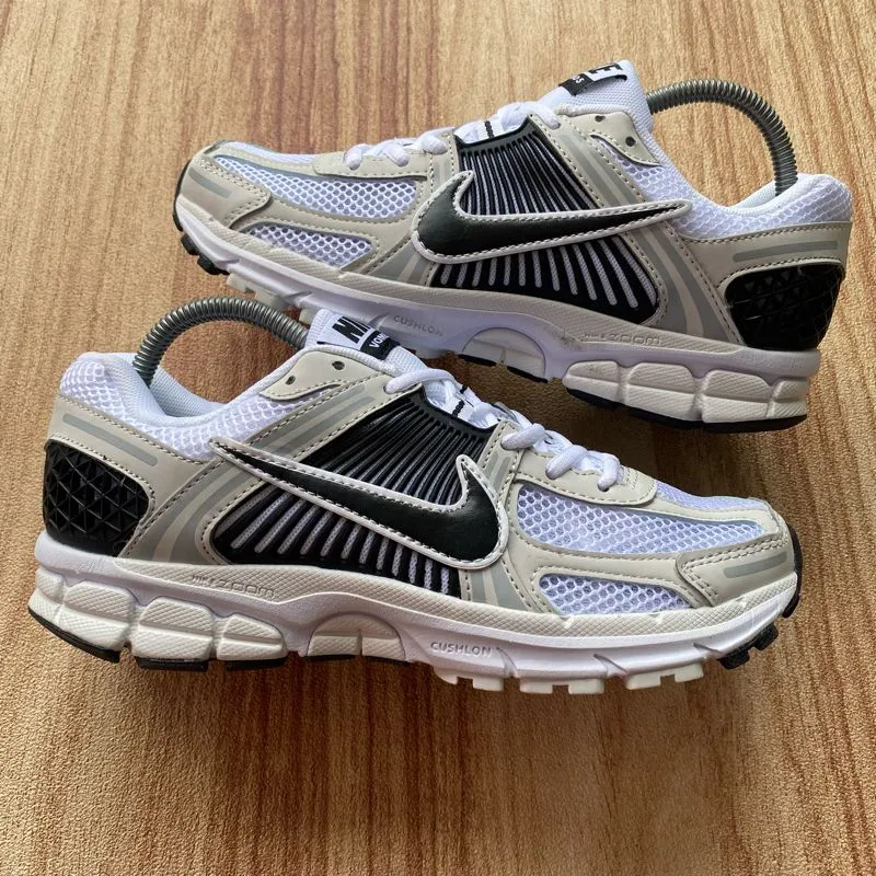 Nike Casual Sneakers Pria white black photo 1