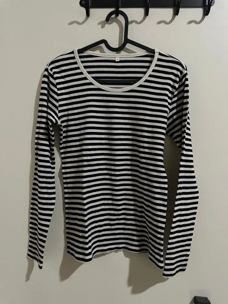 Minimalist Casual T-shirt Wanita white black photo 1