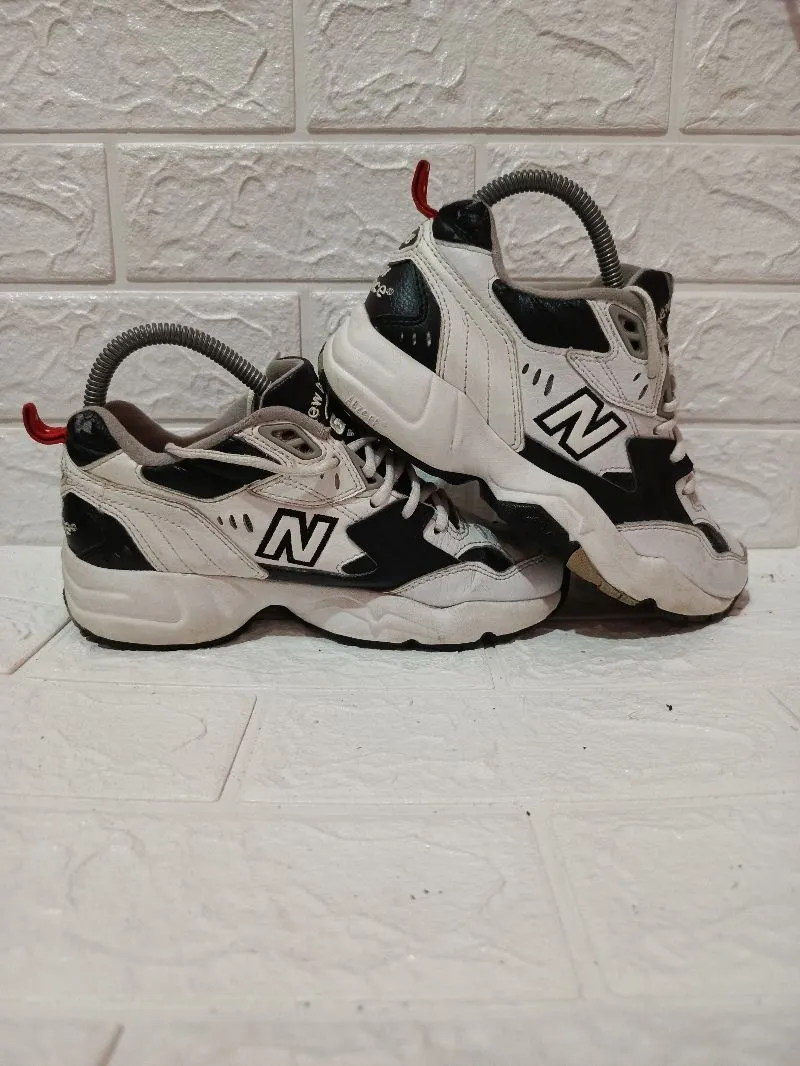 New Balance Casual Sneakers Wanita white black photo 1