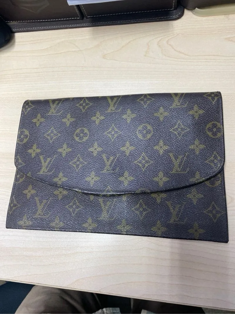 Louis Vuitton Luxury Minimalist Clutch Wanita brown photo 1
