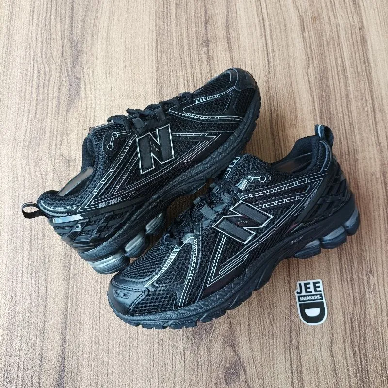 New Balance Casual Sneakers Pria silver black photo 1
