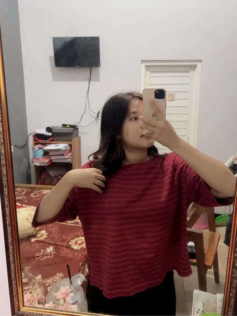 Uniqlo Casual T-shirt Wanita burgundy red photo 1