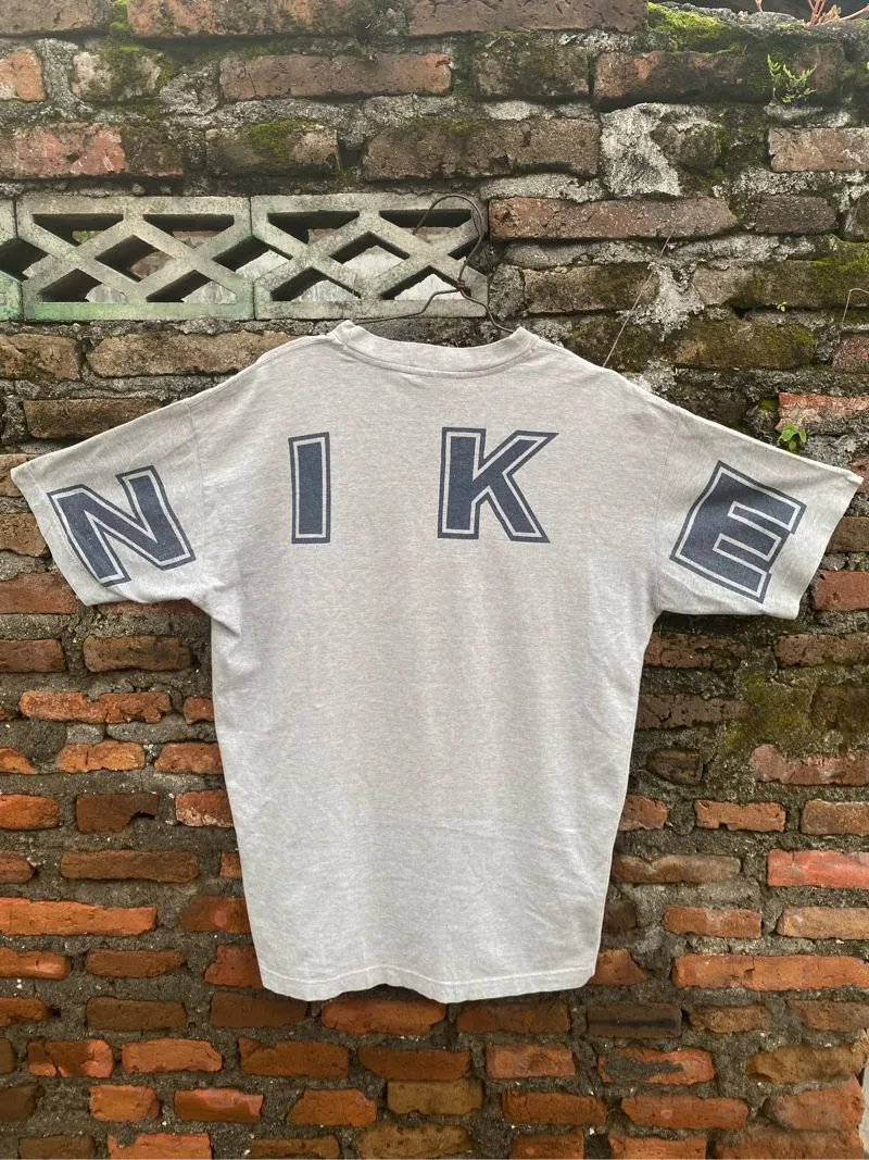 Nike Vintage Sportswear T-shirt Pria white gray photo 1