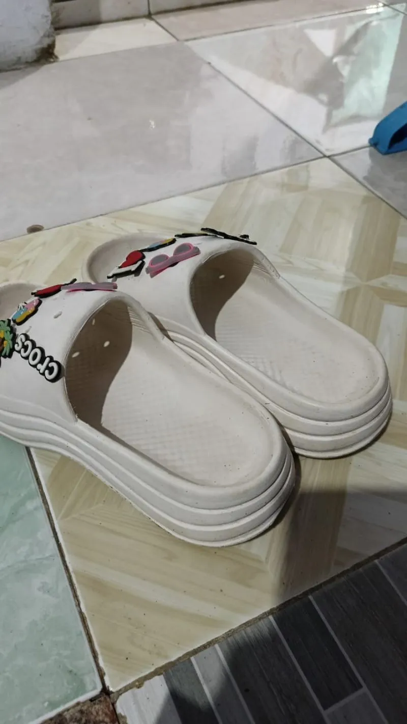 Minimalist Sandals & slide Wanita white photo 1