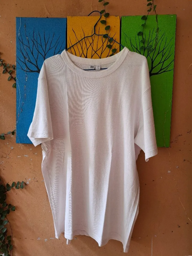 Uniqlo Minimalist Casual T-shirt Pria white photo 1
