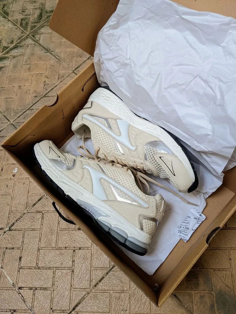New Balance Y2K Sportswear Sneakers Pria silver cream photo 1