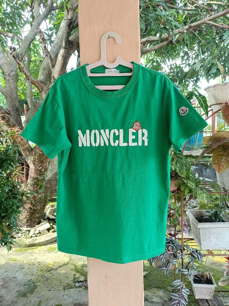 Moncler Luxury T-shirt Pria green photo 1