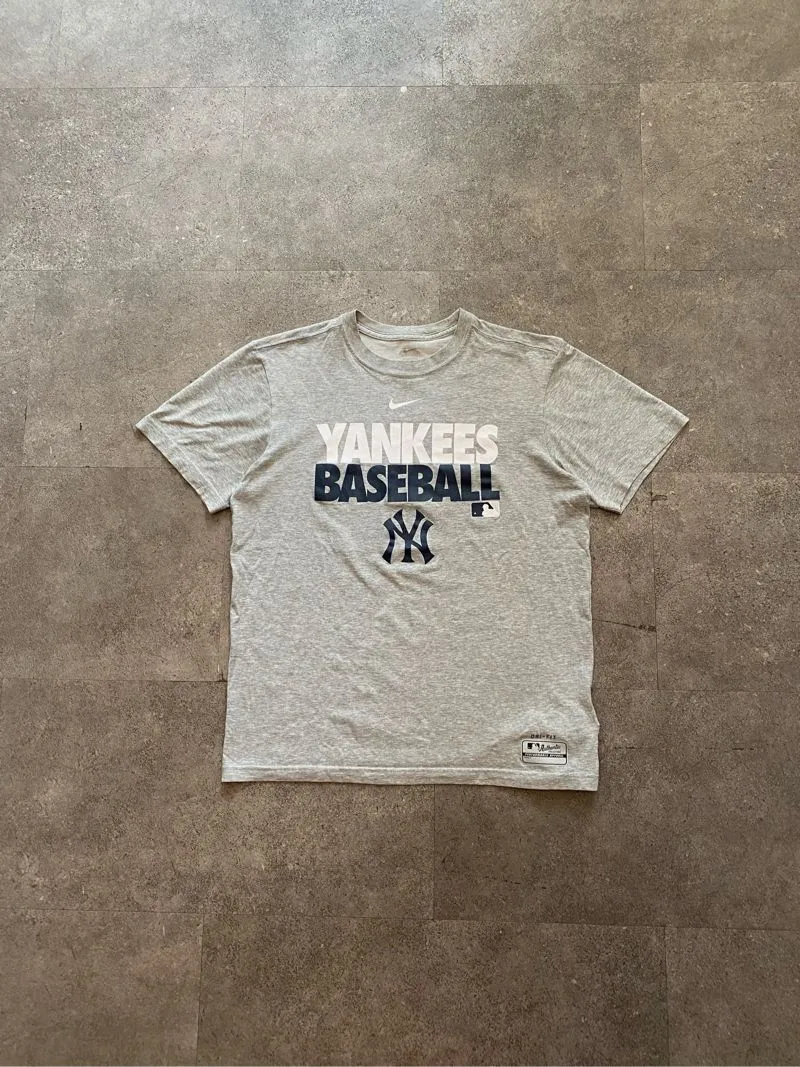Nike Sportswear Casual T-shirt Pria gray photo 1