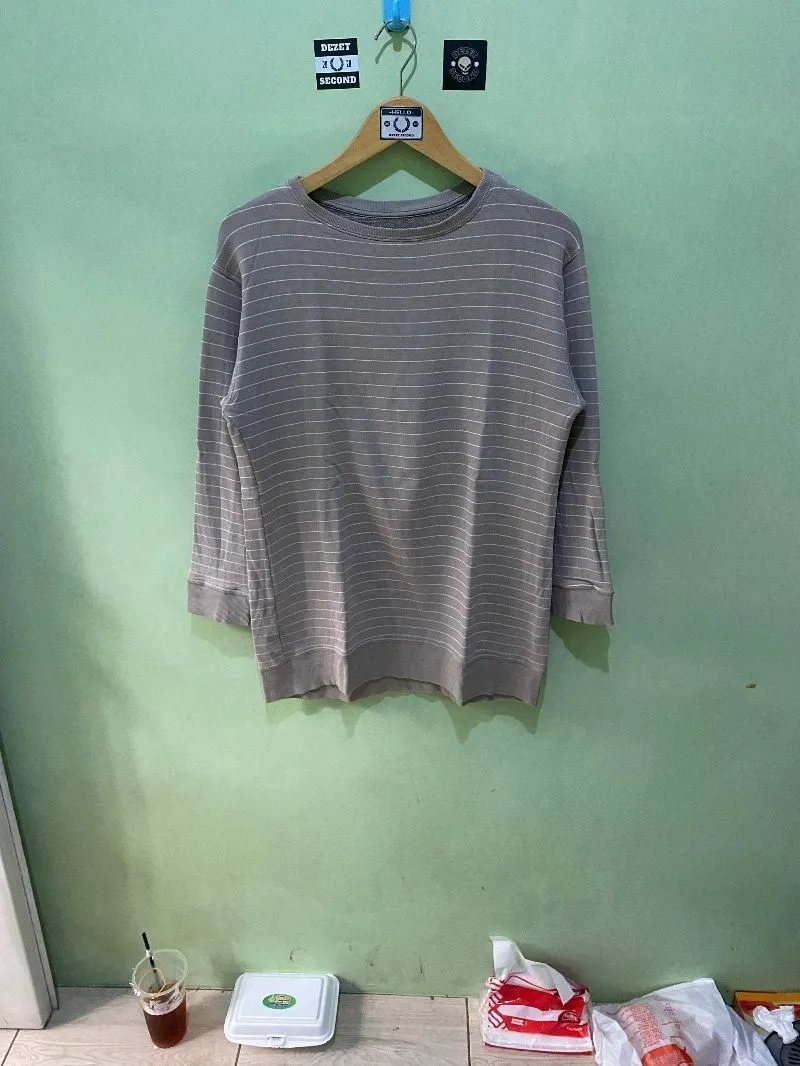 Uniqlo Casual Sweater Wanita tan gray photo 1