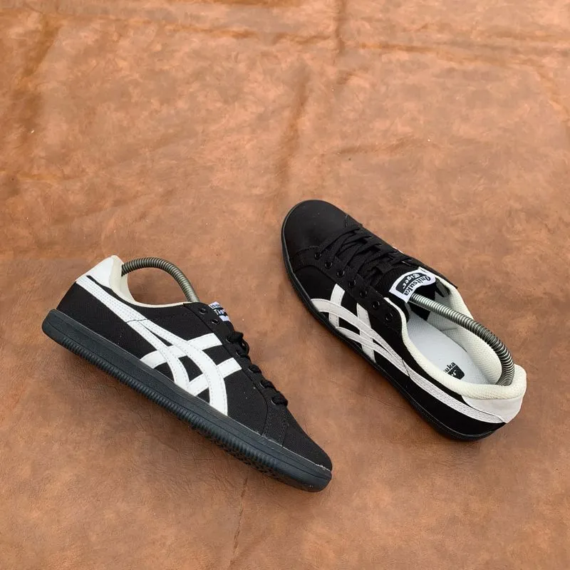 Onitsuka Tiger Streetwear Sneakers Pria white black photo 1