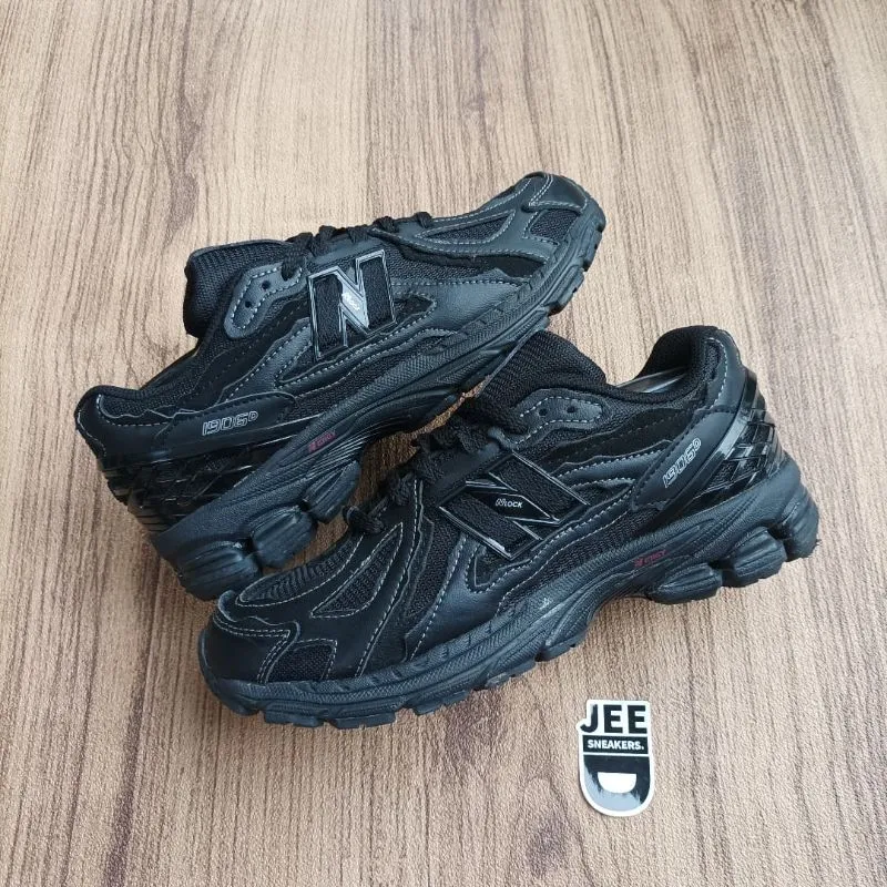 New Balance Casual Sneakers Pria black photo 1