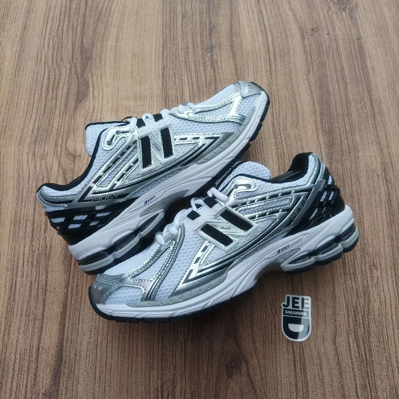 New Balance Casual Sneakers Pria silver black photo 1