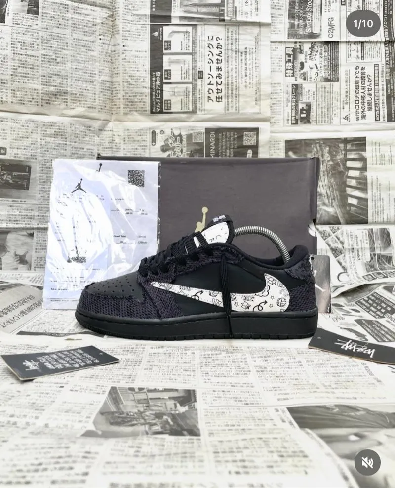 Nike Vintage Batik Sneakers Pria white black photo 1