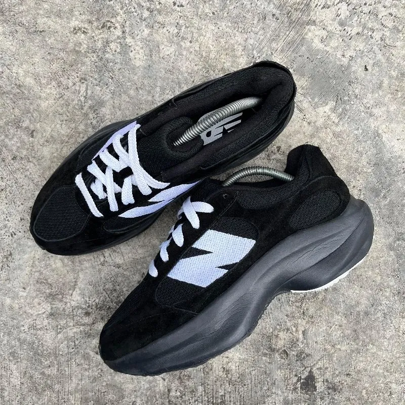New Balance Streetwear Sneakers Pria white black photo 1