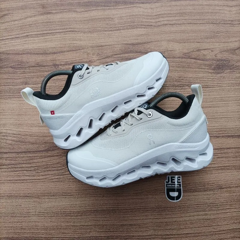 On Running Sportswear Sneakers Wanita white photo 1
