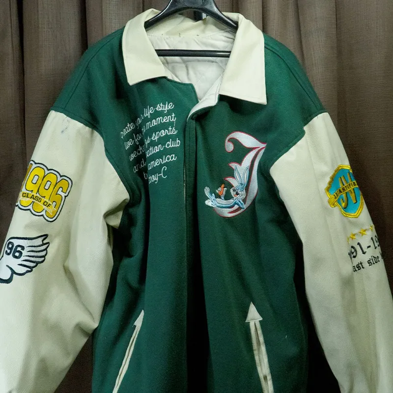 Varsity JAKARTAVIBES, Ada noda sedikit dibagian photo 1