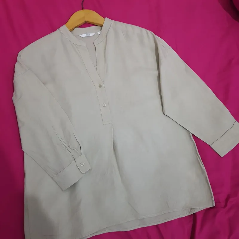 Uniqlo Casual Blouse Wanita tan cream photo 1