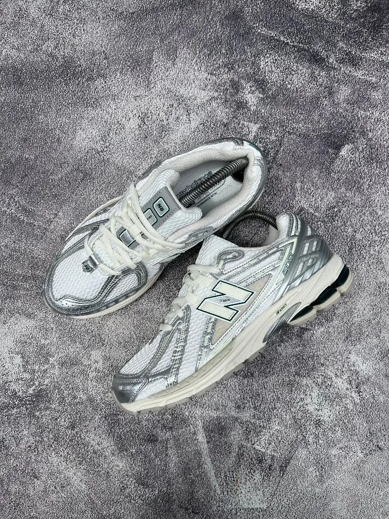 New Balance Streetwear Sneakers Pria silver white photo 1