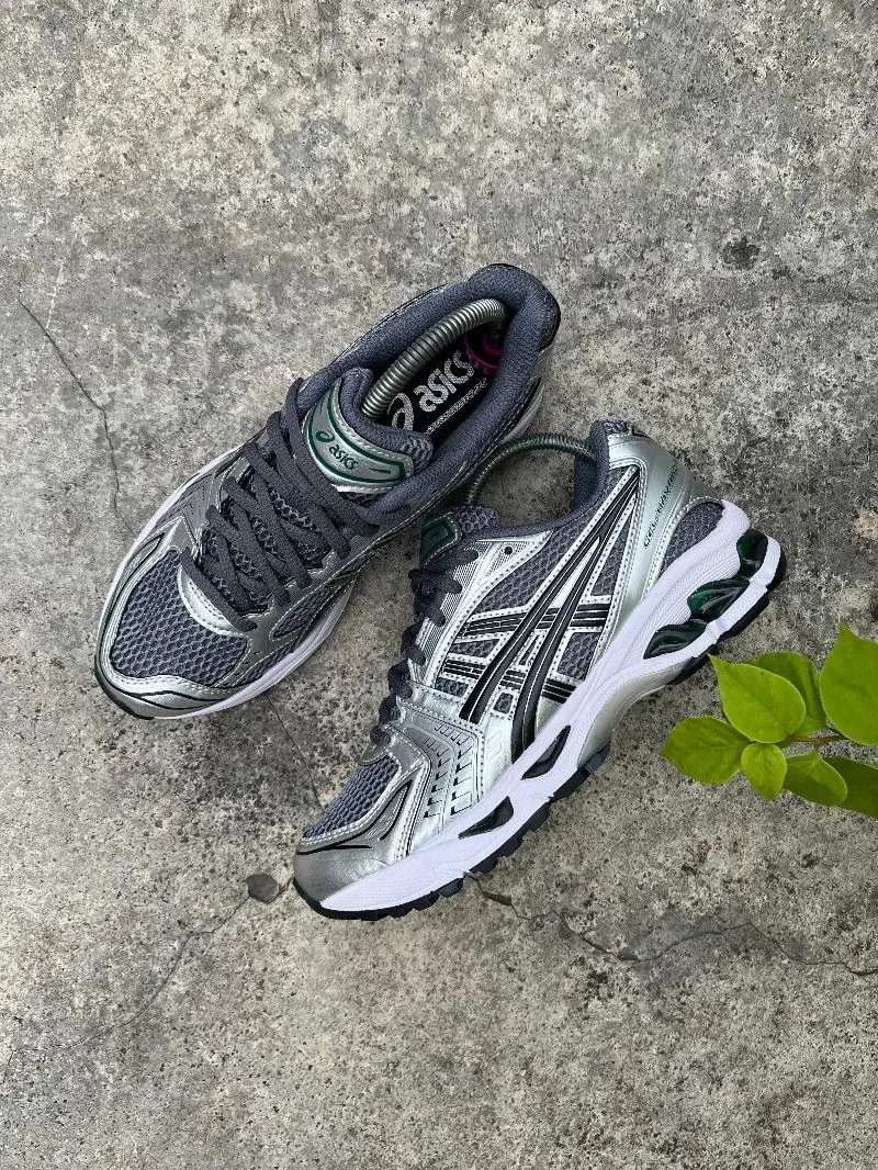 Asics Streetwear Sportswear Sneakers Pria silver photo 1