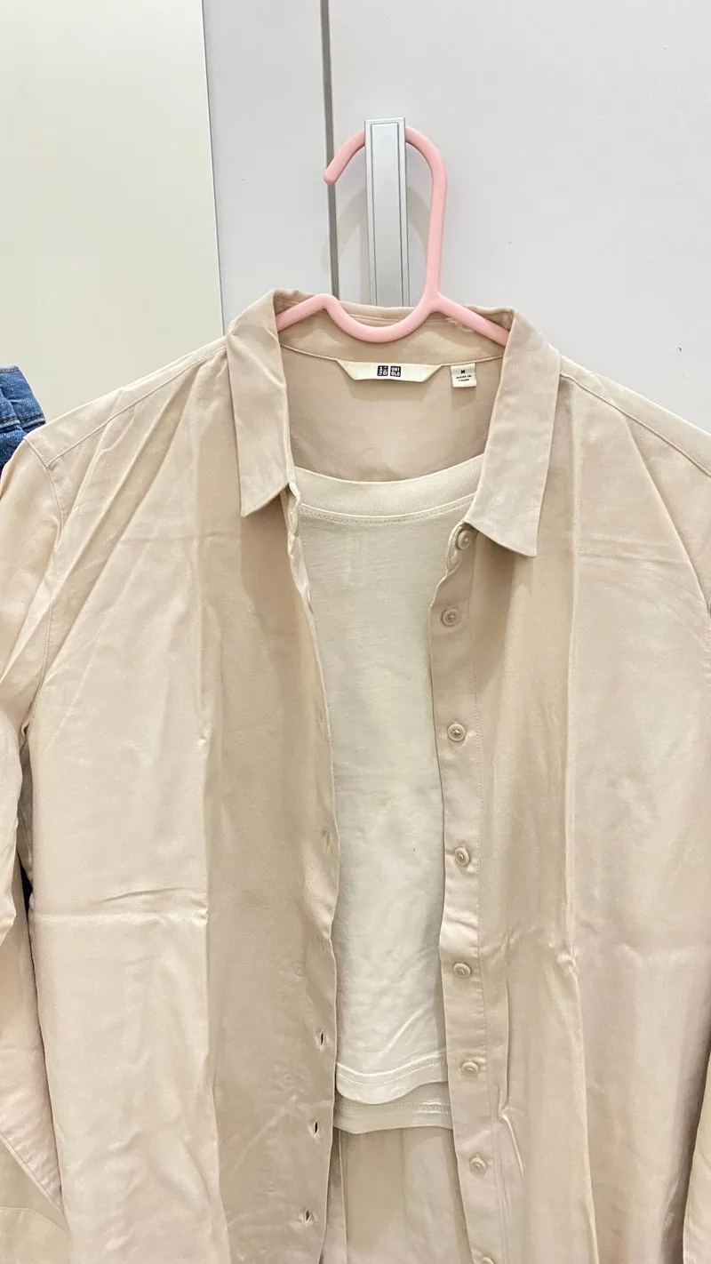 Uniqlo Minimalist Casual Shirt Wanita cream photo 1