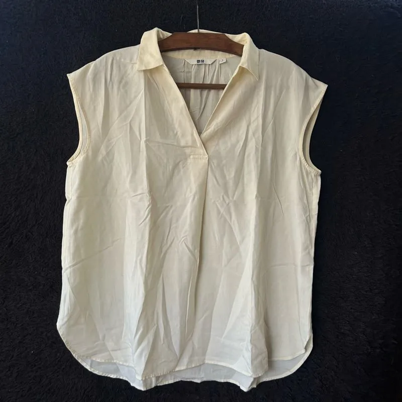 Uniqlo Casual Blouse Wanita cream photo 1