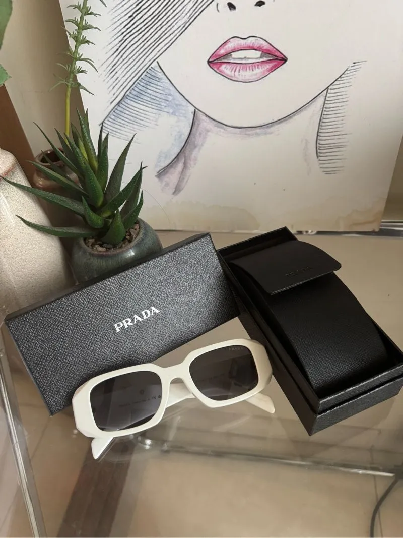 Prada Casual Sunglass Wanita white photo 1