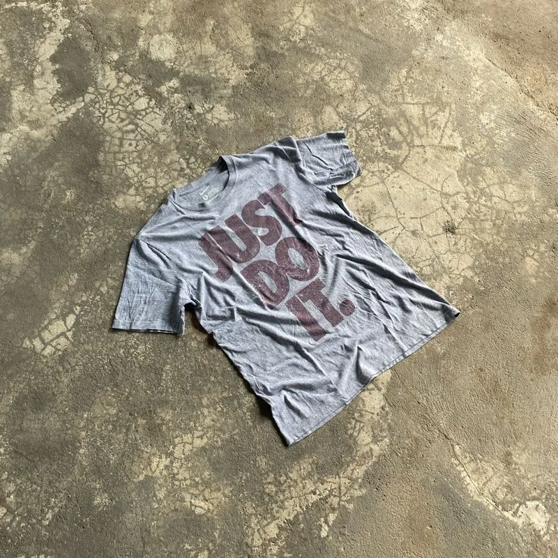 Nike Streetwear Y2K T-shirt Pria burgundy gray photo 1