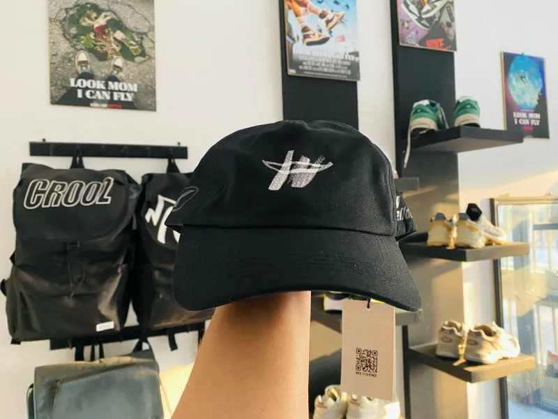 We11Done Streetwear Sportswear Hat Pria white black photo 1