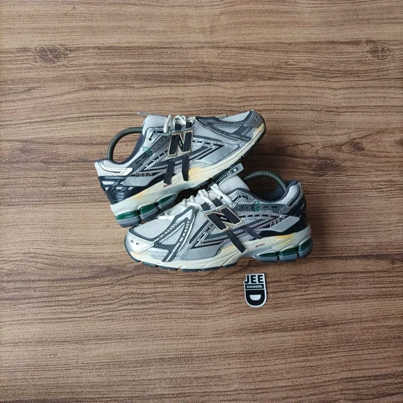 New Balance Casual Sneakers Pria silver white photo 1