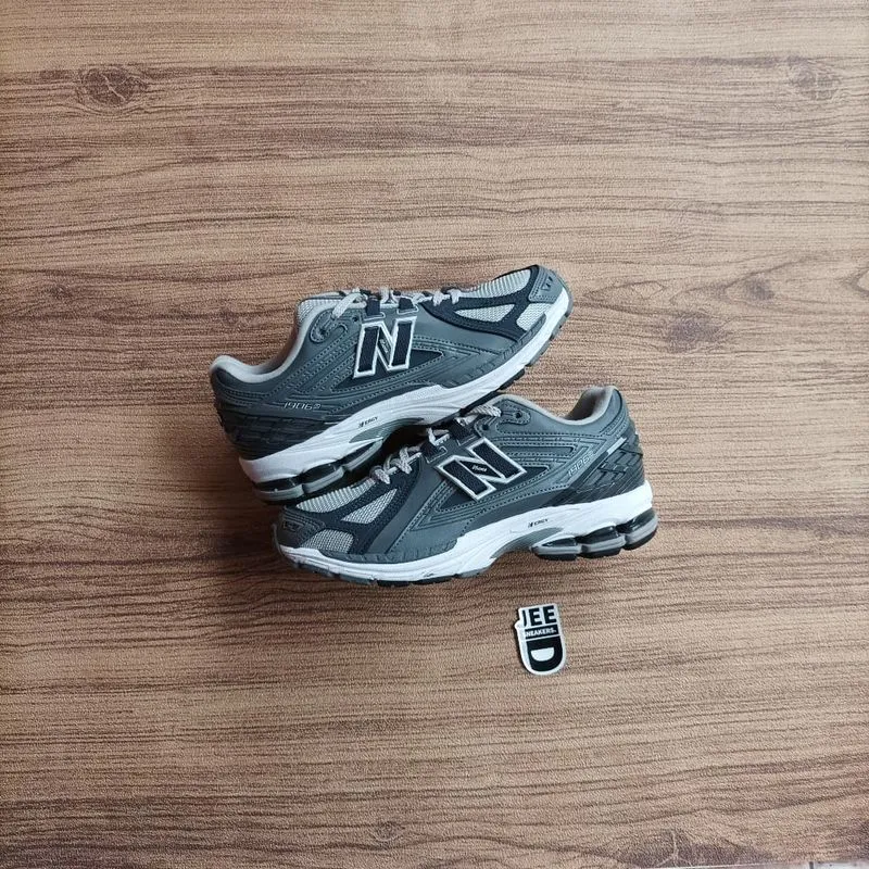 New Balance Casual Sneakers Wanita silver gray photo 1