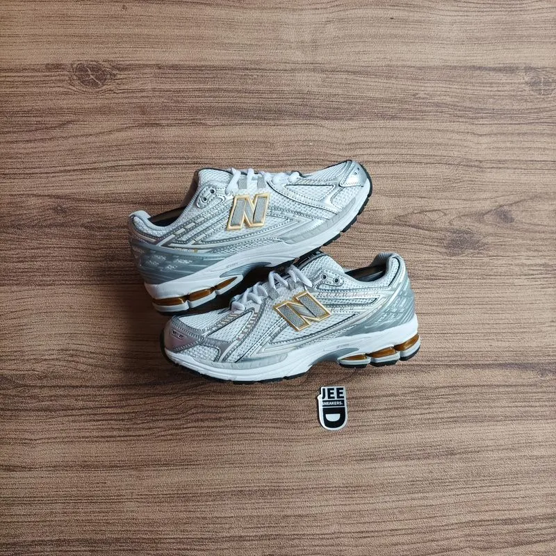 New Balance Casual Sneakers Pria silver white photo 1