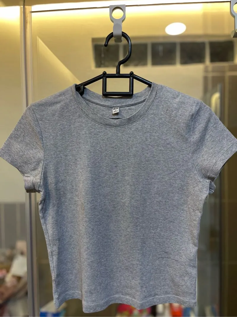 Uniqlo Minimalist Casual T-shirt Wanita gray photo 1