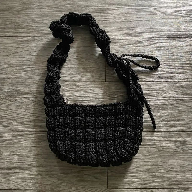 Minimalist Wanita black photo 1