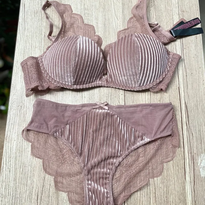 Victoria’s Secret Streetwear Bra Wanita pink photo 1