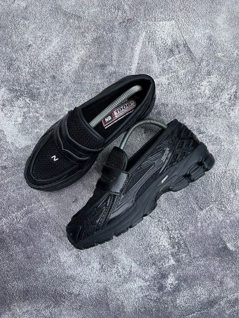 New Balance Streetwear Sneakers Wanita black photo 1