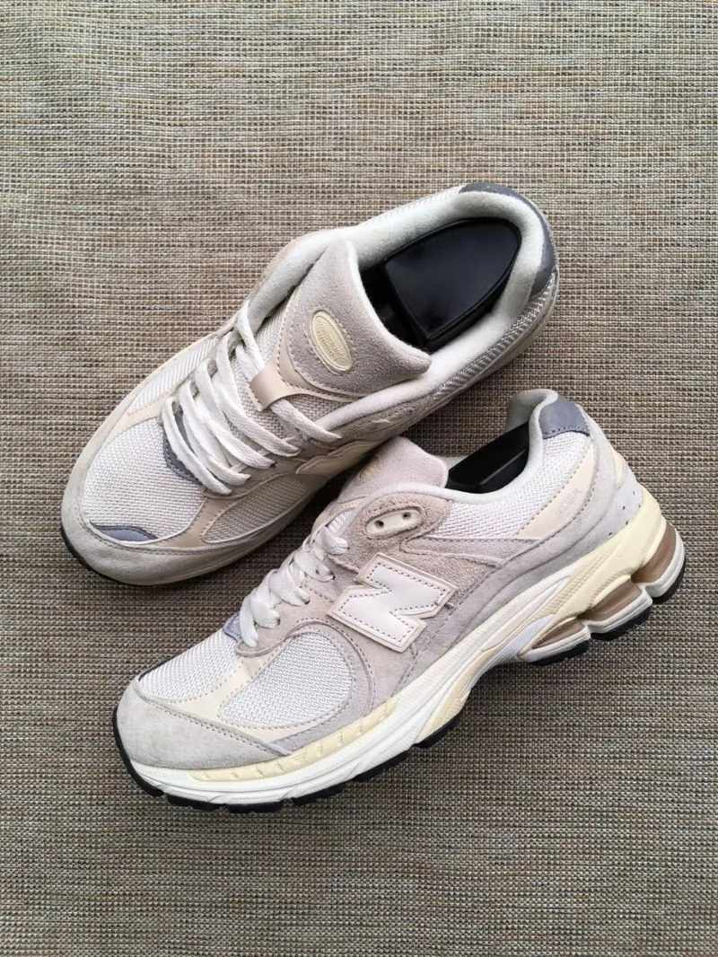 New Balance Futurist Casual Sneakers Pria tan photo 1