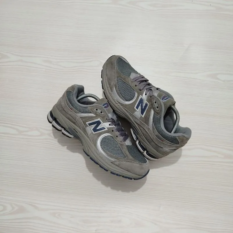 New Balance Casual Sneakers Pria gray photo 1